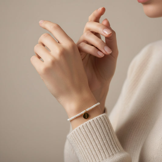 PULSERA PERLA NATURAL CON INICIAL PLATA CHAPADO ORO