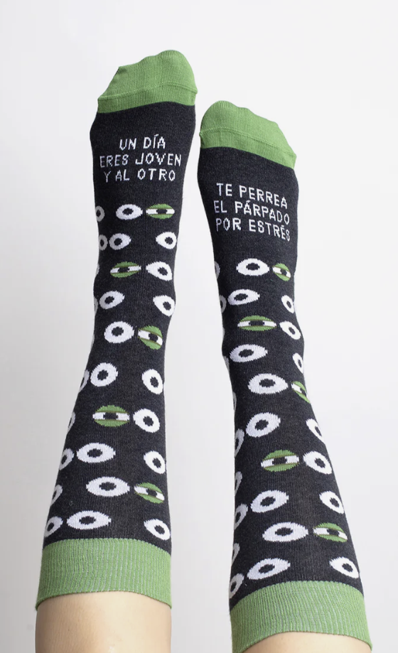 Calcetines "Un día eres joven y al otro te perrea el párpado del estrés" - UO