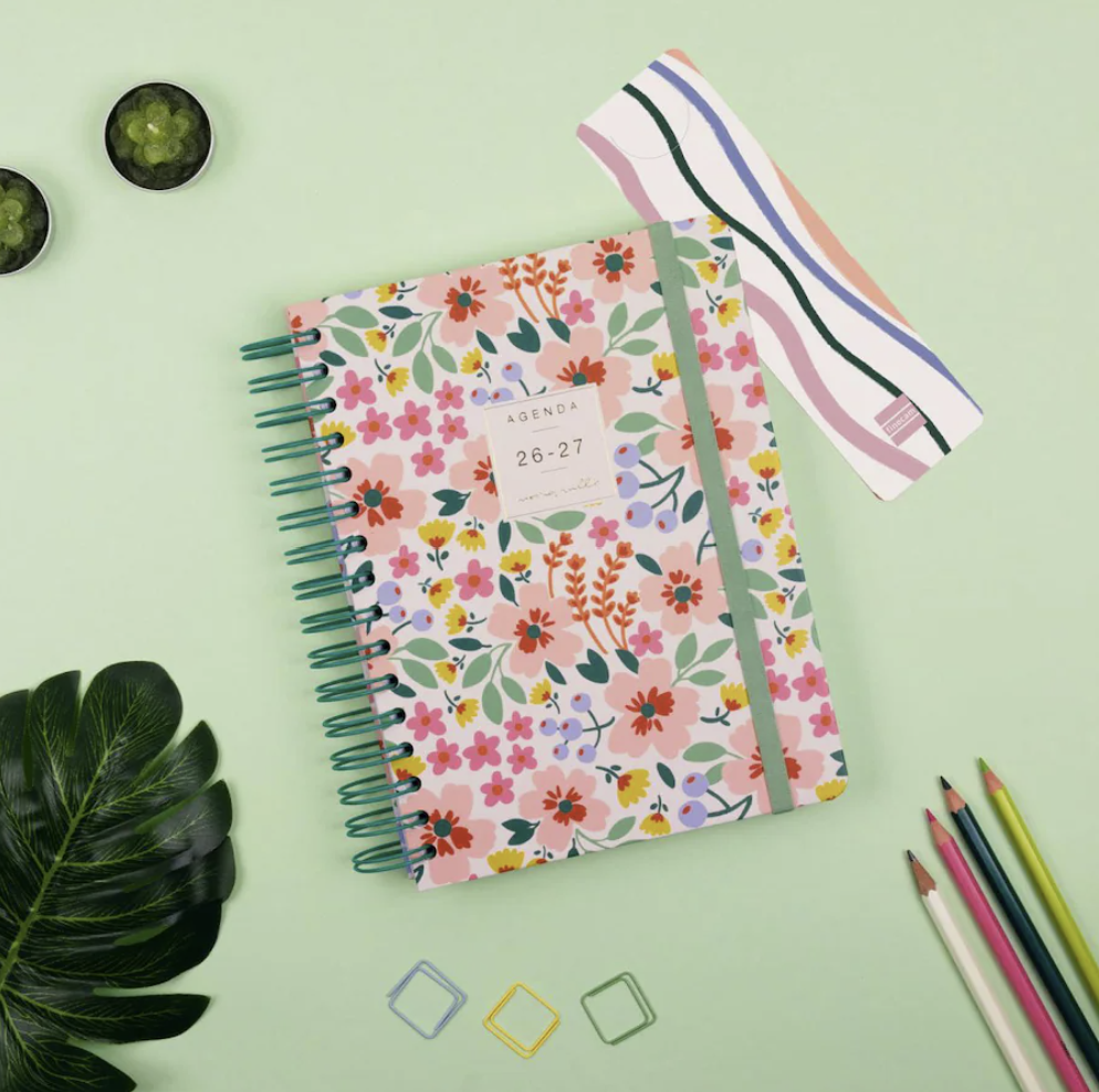 Agenda curso 2026-2027 Moniquilla E10-155x212 mm 1 día página Finocam rosa