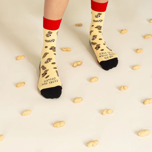 Calcetines UN DÍA ERES JOVEN Y AL OTRO ESTÁS QUE CRUJES - UO