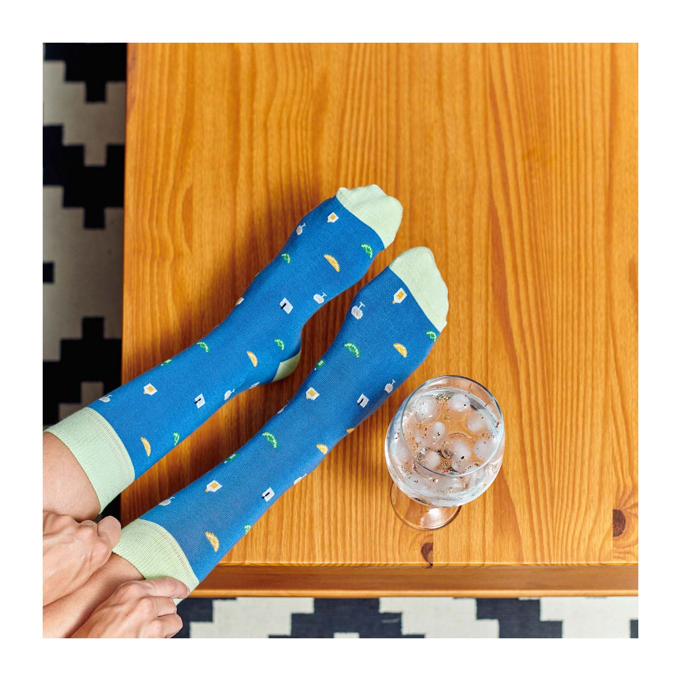 Calcetines SI PUEDES LEER ESTO TRAEME UN GIN TONIC - MILIMETRADO