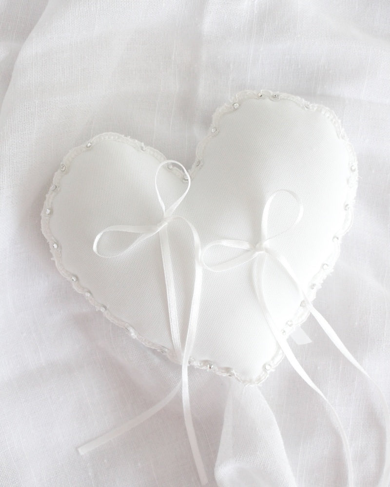 Porta alianzas en forma de corazón.