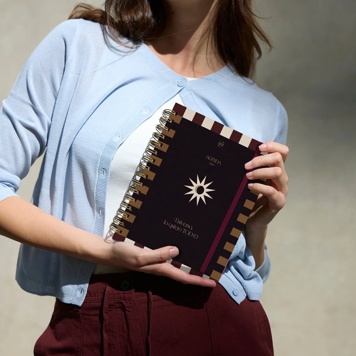 Agenda Anual Universo Día Página 2027 - UO