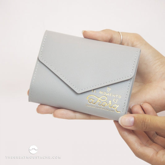Cartera Tarjetero de Cuero Vegano EL MOMENTO ES AHORA Gris - The Great Moustache