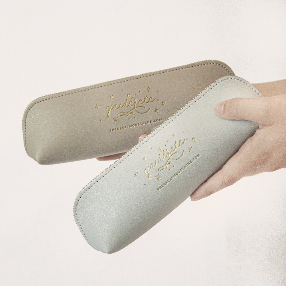 Estuche de Cuero Vegano QUIÉRETE Khaki - The Great Moustache