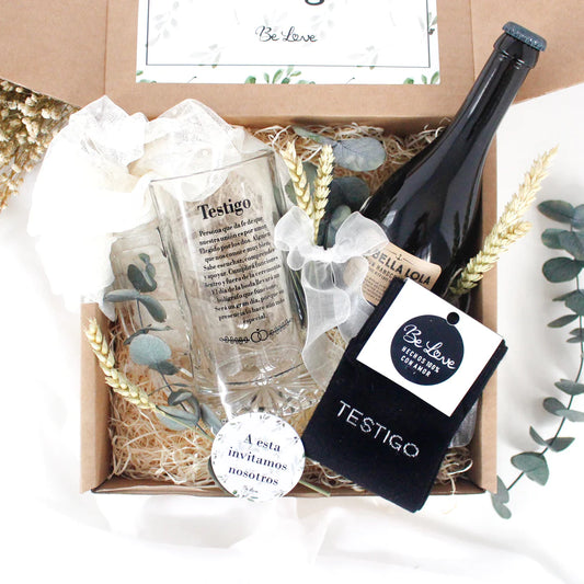Kit de cerveza con jarra, cerveza artesana, calcetines e imán abridor, todo para tu testigo de boda.