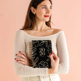 Agenda diaria 2026. Black. Mediana. - CHARUCA