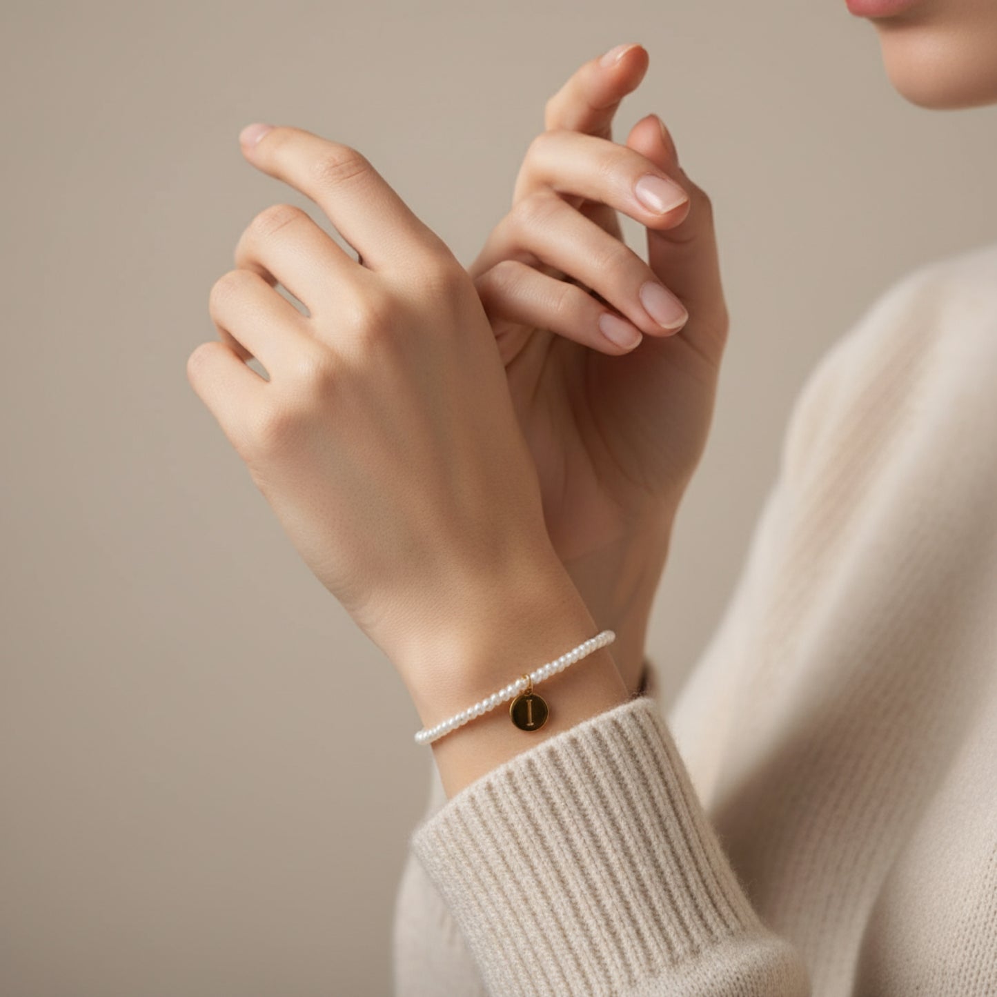 PULSERA PERLA NATURAL CON INICIAL PLATA CHAPADO ORO