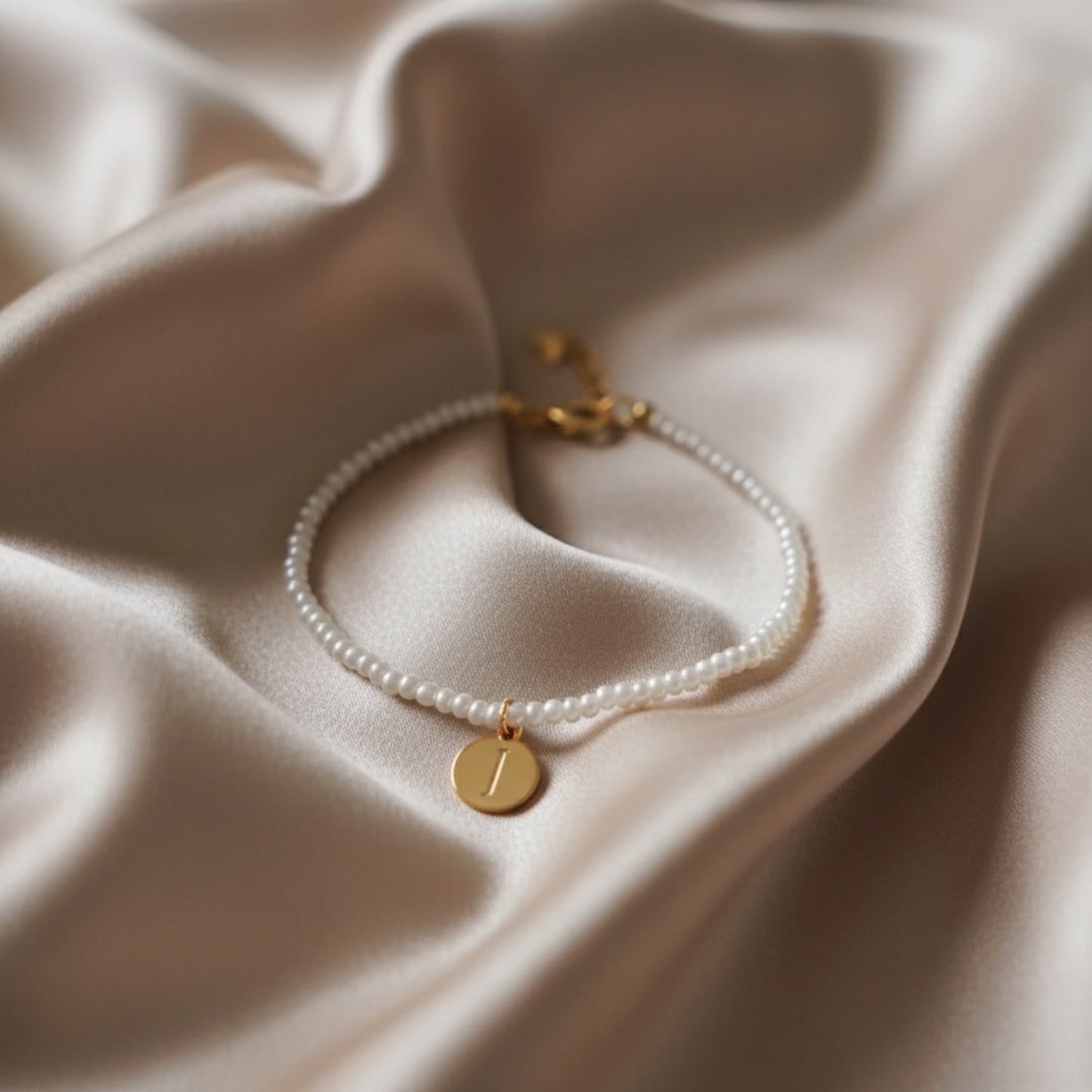 PULSERA PERLA NATURAL CON INICIAL PLATA CHAPADO ORO