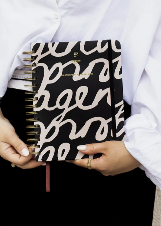 Agenda Anual 2026 "Noir" Día Página - UO