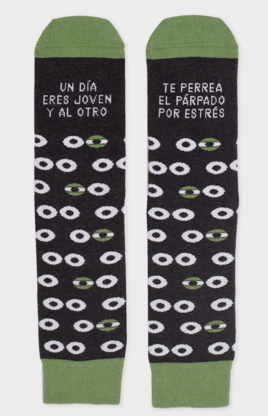 Calcetines "Un día eres joven y al otro te perrea el párpado del estrés" - UO