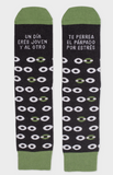Calcetines "Un día eres joven y al otro te perrea el párpado del estrés" - UO