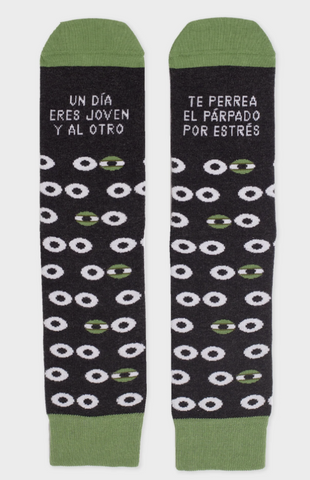 Calcetines "Un día eres joven y al otro te perrea el párpado del estrés" - UO