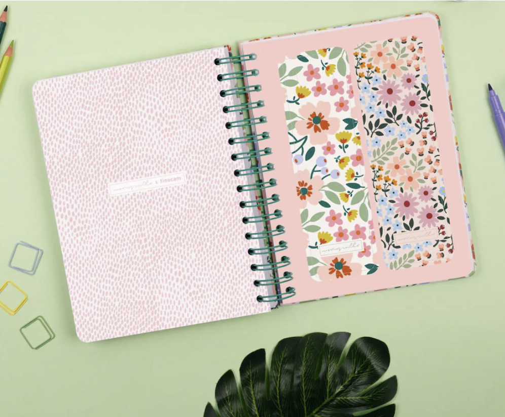 Agenda curso 2026-2027 Moniquilla E10-155x212 mm 1 día página Finocam rosa