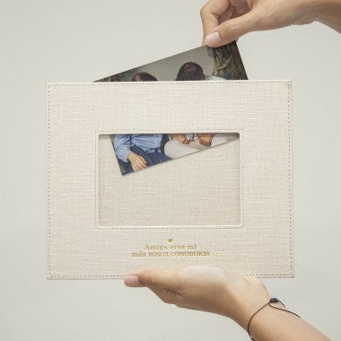 Marco Entelado Beige AMIGA ERES MI MÁS BONITA COINCIDENCIA- The Great Moustache