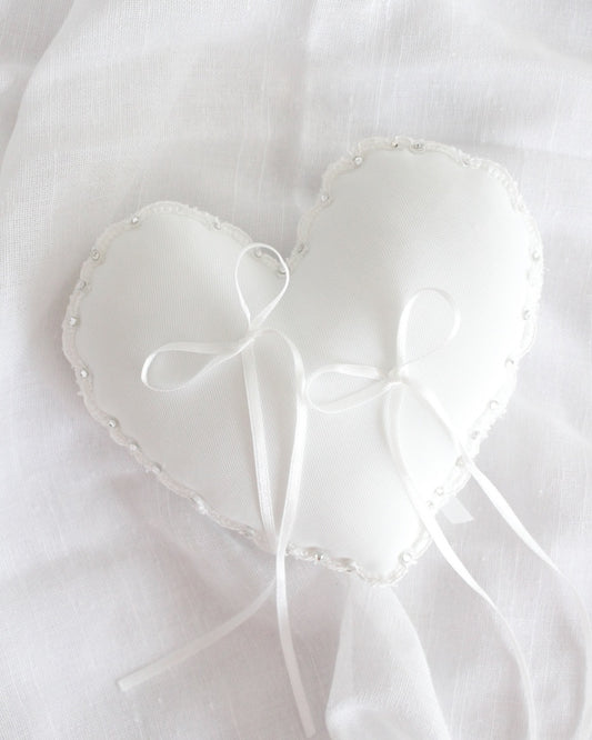 Porta alianzas en forma de corazón.