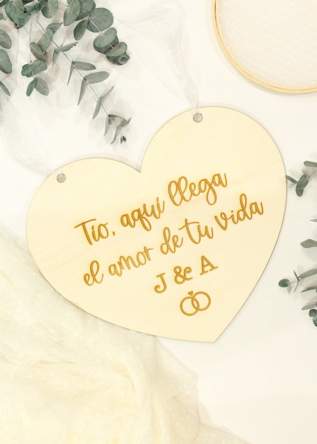 Cartel Madera Personalizado Corazón- Ya llega la novia