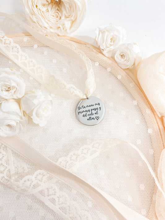 Medalla Ramo, De tu mano mis primeros pasos y del cielo al altar-Be Love