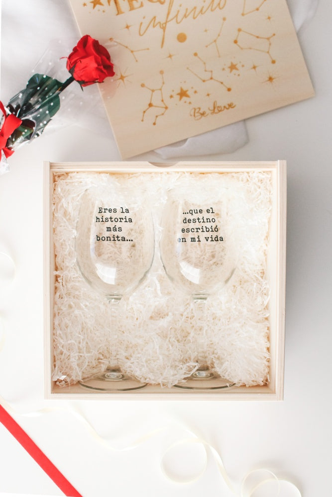 COPAS DE VINO "Eres la historia más bonita...que el destino escribió en mi vida" en caja de madera- Be Love