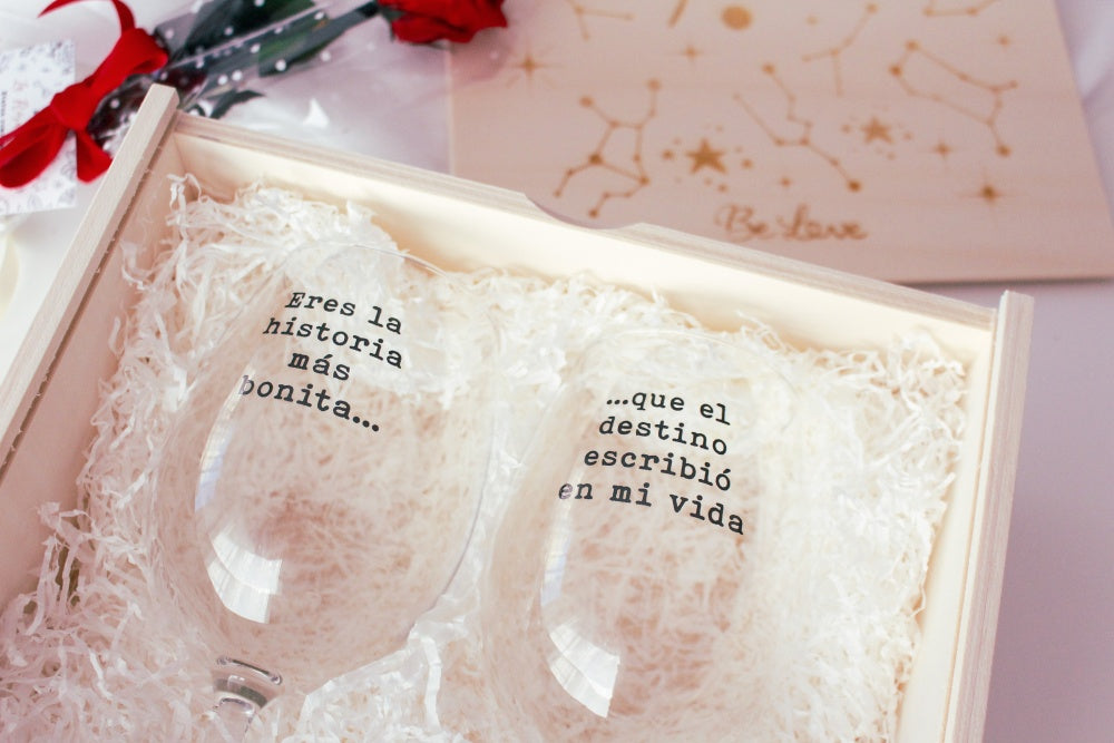 COPAS DE VINO "Eres la historia más bonita...que el destino escribió en mi vida" en caja de madera- Be Love