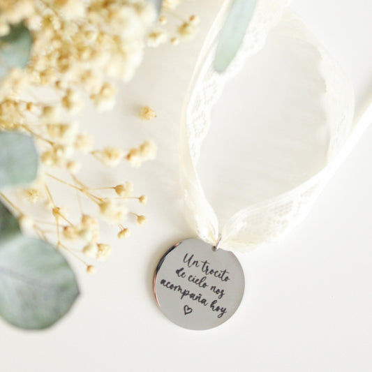 Medalla ramo "Un trocito de cielo nos acompaña hoy" - Be Love