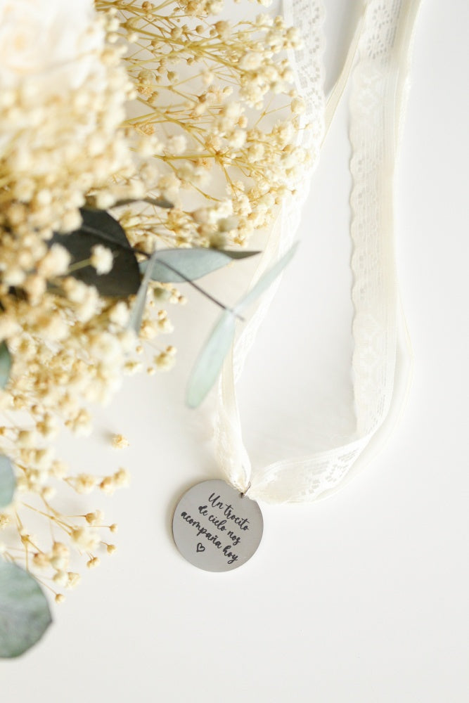 Medalla ramo "Un trocito de cielo nos acompaña hoy" - Be Love