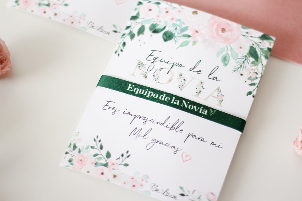 PULSERA DE TELA + POSTAL EQUIPO DE LA NOVIA FLORES- Be Love
