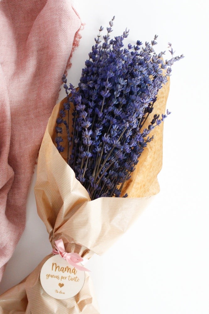 RAMO DE LAVANDA PRESERVADA con mensaje en madera grabada.