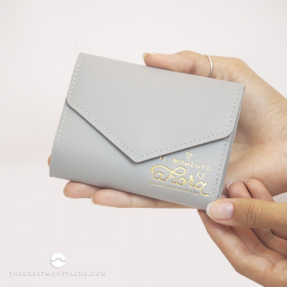 Cartera Tarjetero de Cuero Vegano EL MOMENTO ES AHORA Gris - The Great Moustache