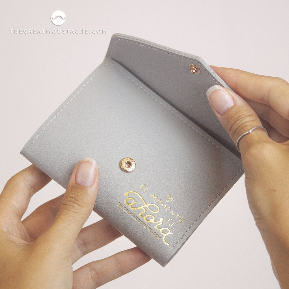 Cartera Tarjetero de Cuero Vegano EL MOMENTO ES AHORA Gris - The Great Moustache