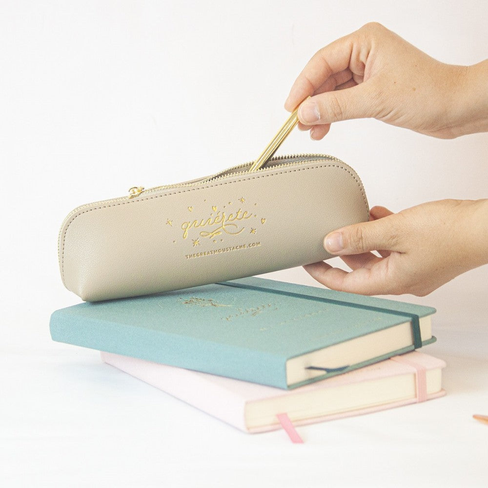 Estuche de Cuero Vegano QUIÉRETE Khaki - The Great Moustache