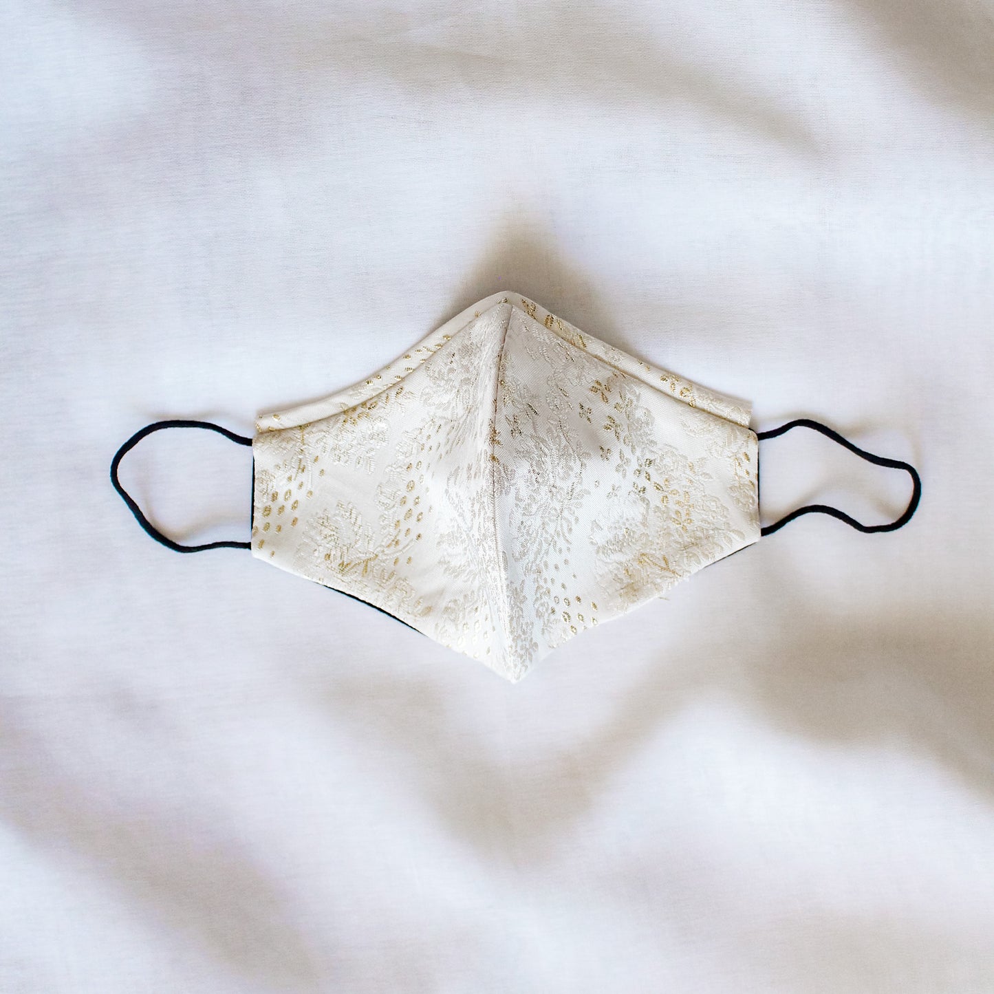 MASCARILLA 01 BORDADO ORO - Le Godet