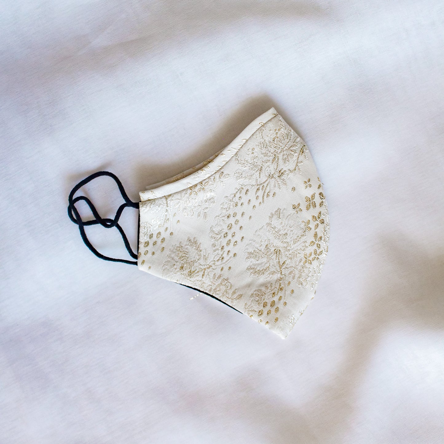 MASCARILLA 01 BORDADO ORO - Le Godet