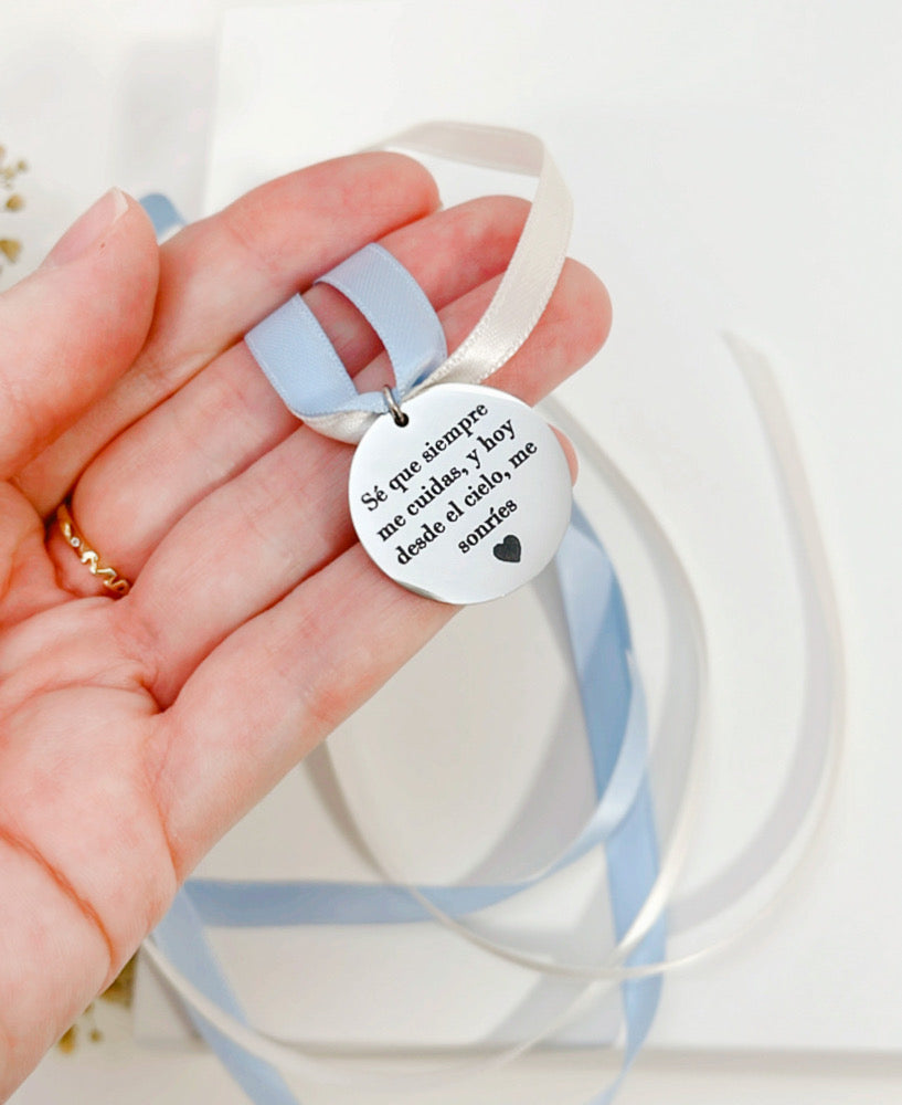 Medalla para el ramo de la novia -Sé que siempre me cuidas, y hoy desde el cielo, me sonríes.- Be Love