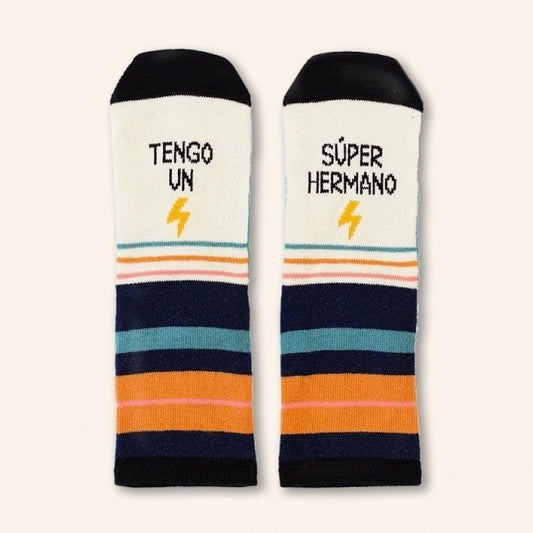 MINI CALCETINES “TENGO UN SÚPER HERMANO” - UO*