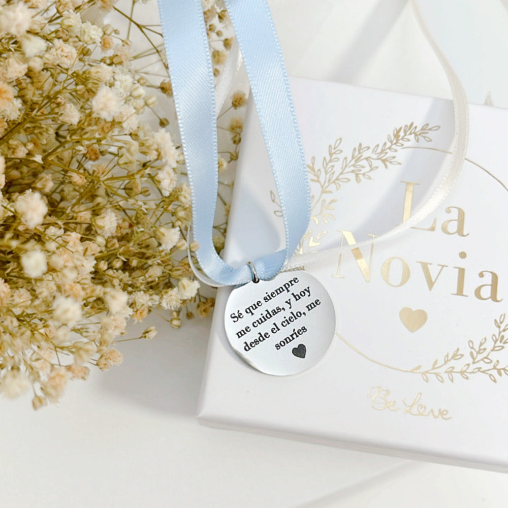 Medalla para el ramo de la novia -Sé que siempre me cuidas, y hoy desde el cielo, me sonríes.- Be Love