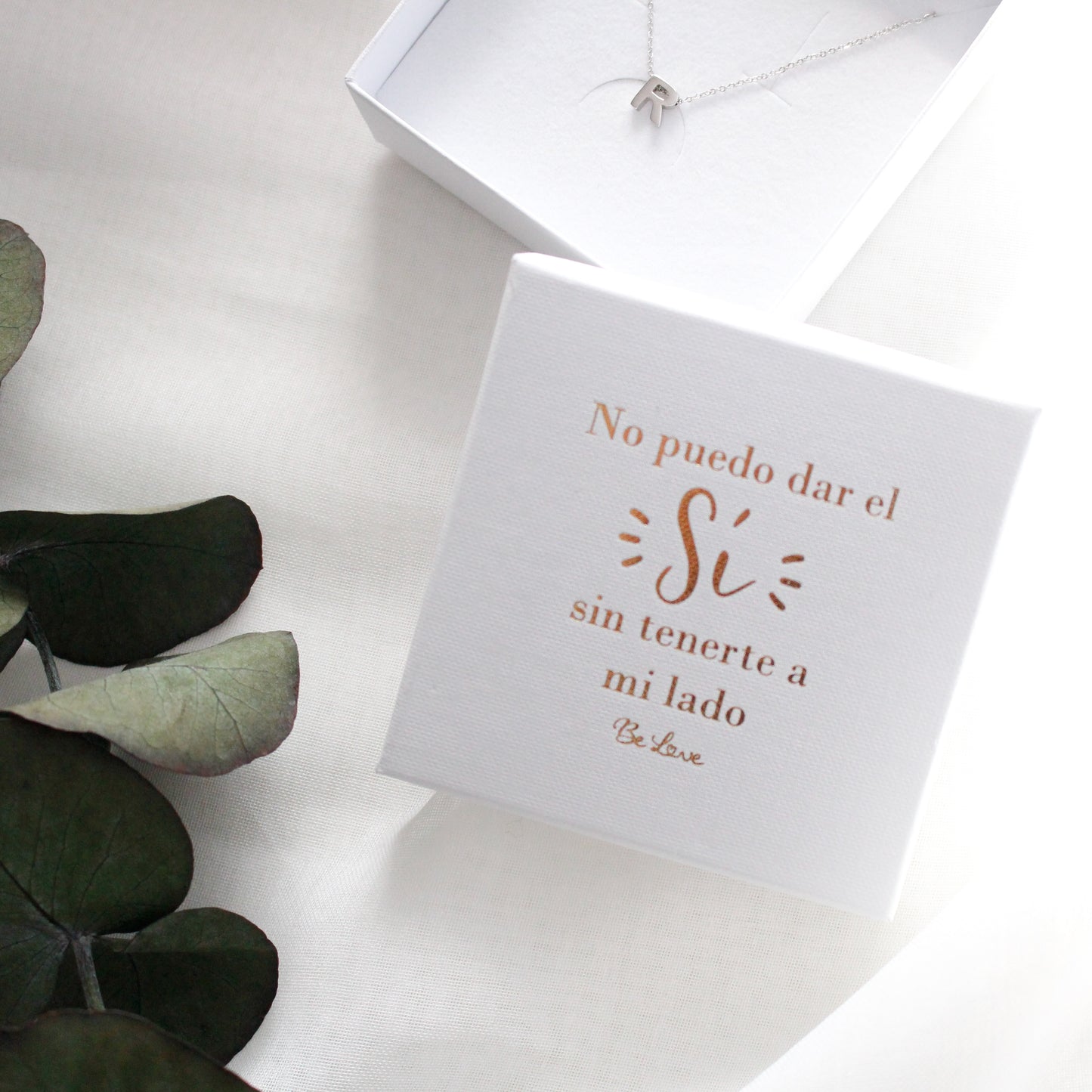 GARGANTILLA CON INICIAL DE PLATA “NO PUEDO DAR EL SÍ SIN TENERTE A MI LADO”- Be Love