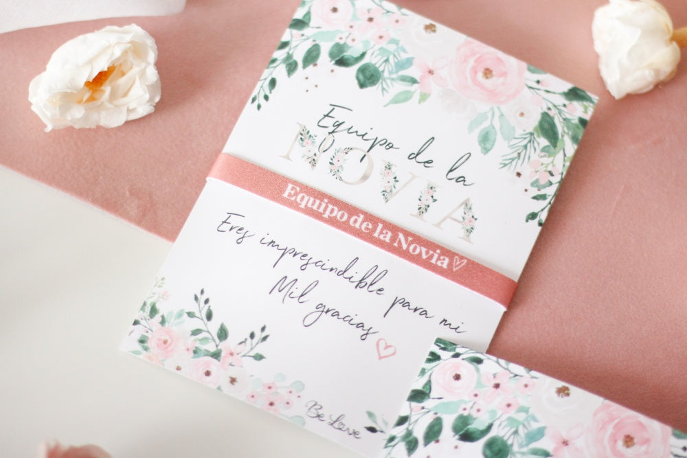PULSERA DE TELA + POSTAL EQUIPO DE LA NOVIA FLORES- Be Love
