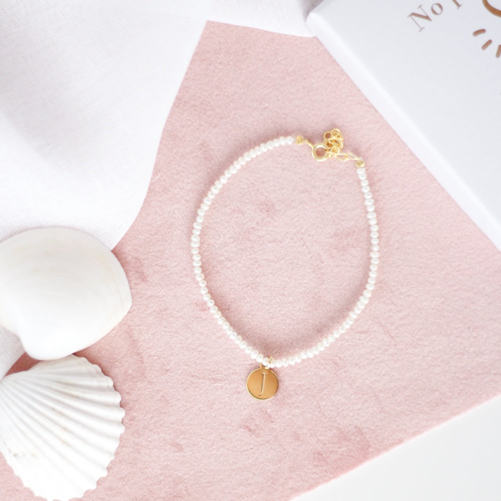 PULSERA PERLA NATURAL CON INICIAL PLATA CHAPADO ORO