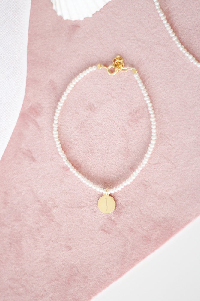 PULSERA PERLA NATURAL CON INICIAL PLATA CHAPADO ORO